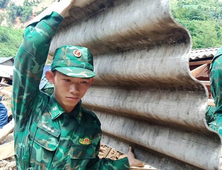 Chiến sĩ Ban chỉ huy Bộ đội Biên phòng Điện Biên giúp các gia đình ở Na Son dọn dẹp nhà cửa. img-7378.jpg