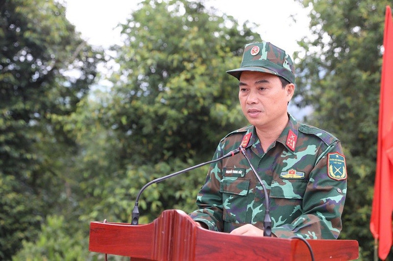Đại tá Nguyễn Trung Đắc, Chính ủy Bộ Chỉ huy quân sự tỉnh Điện Biên giao nhiệm vụ cho các đơn vị trực tiếp làm nhà ở mới cho bà con dân bản Háng Pù Xi, xã Xa Dung. img-8367.jpg