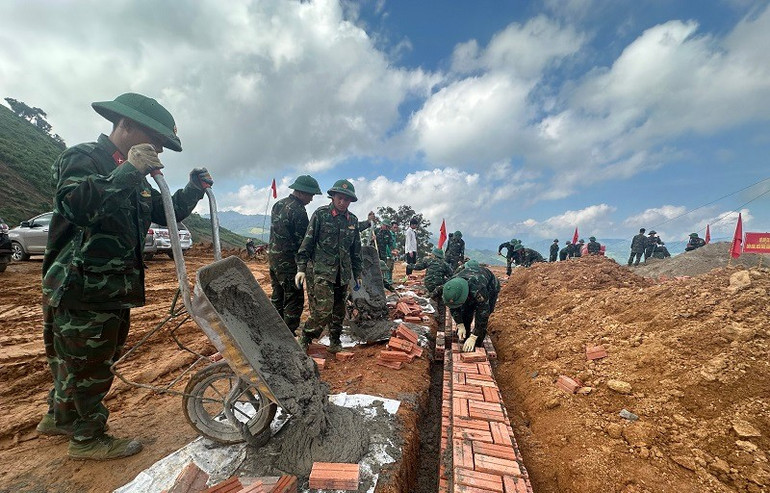 Trên nền khu tái định của bản Háng Pù Xi, hiện có hàng trăm cán bộ, chiến sĩ đang trực tiếp làm 20 ngôi nhà cho bà con dân bản. img-8337-1.jpg