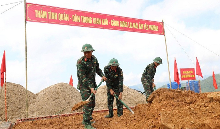 Các chiến sĩ Trung đoàn Bộ binh 82 đang làm nhà ở mới cho người dân bản Háng Pù Xi. img-8363.jpg