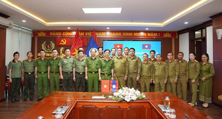 Lãnh đạo Công an tỉnh Điện Biên và Công an tỉnh U Đom Xay trao biển bản ghi nhớ tại hội đàm. cong-an-tinh-dien-bien-va-cong-an-tinh-u-dom-xay-ky-bien-ban-ghi-nho.jpg