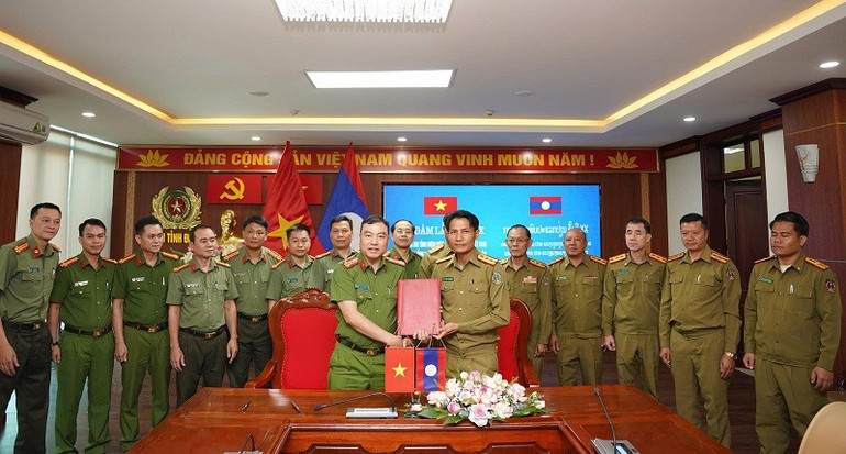 Lãnh đạo Công an tỉnh Điện Biên và Công an tỉnh Luông Pra Băng trao biên bản ghi nhớ tại hội đàm. cong-an-tinh-dien-bien-va-cong-an-tinh-luong-phra-bang-ky-bien-abnr-ghi-nho.jpg