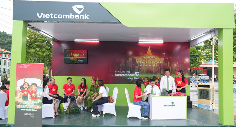 Đồng hành cùng chương trình, đại diện ngân hàng Vietcombank chi nhánh Hòa Bình đã có một gian hàng tư vấn, hỗ trợ nhân dân Điện Biên đăng ký mở tài khoản giao dịch. nqa07097.jpg