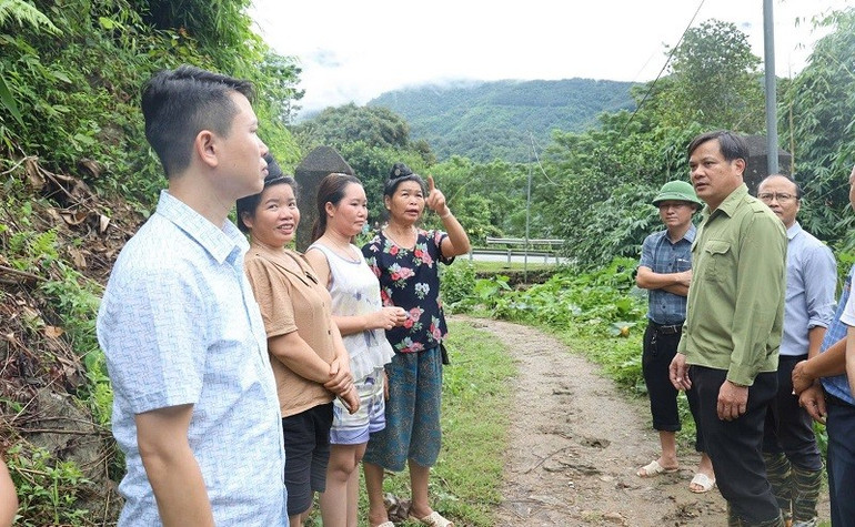 Đồng chí Lò Văn Cương đề nghị người dân quanh khu vực chủ động các phương án sẵn sàng di tán khi thời tiết diễn biến bất thường. img-6390.jpg