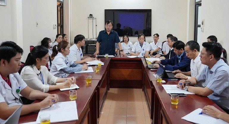 Đồng chí Vừ A Bằng, chỉ đạo khẩn trương thực hiện các biện pháp khoanh vùng, khống chế bệnh lỵ tại Nậm Kè hiệu quả. (Ảnh: ĐỨC CƯỜNG) img-9763.jpg