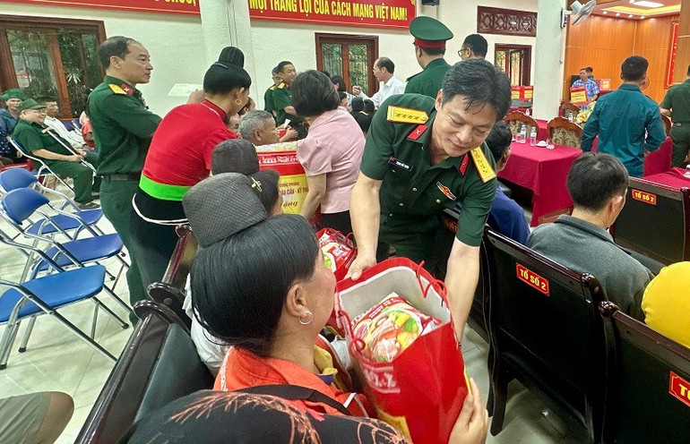 Đại tá Trịnh Đức Thiêm, Chỉ huy trưởng Bộ Chỉ huy Quân sự tỉnh Điện Biên trao quà tặng các gia đình chính sách xã Mường Phăng. img-7985.jpg