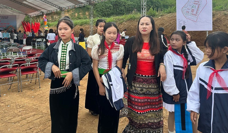 Profesorii și elevii din comuna Nua Ngam au participat cu bucurie la ceremonia de inaugurare a construcției Școlii Internivele. img-0076-1.jpg