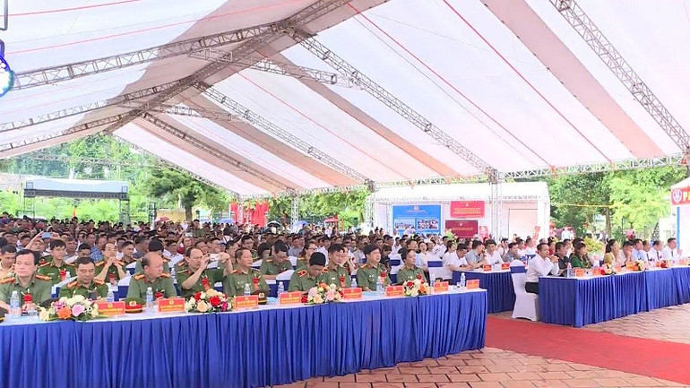 Đông đảo cán bộ, nhân dân xã Mường Phăng dự ngày hội điểm Toàn dân bảo vệ an ninh Tổ quốc. tin.jpg