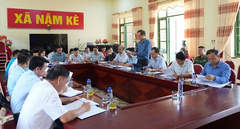 Đoàn công tác Sở Y tế làm việc tại trung tâm xã Nậm Kè, đề nghị tăng cường các biện pháp tuyên truyền, nâng cao nhận thức nhân dân trong công tác phòng bệnh. img-9908.jpg