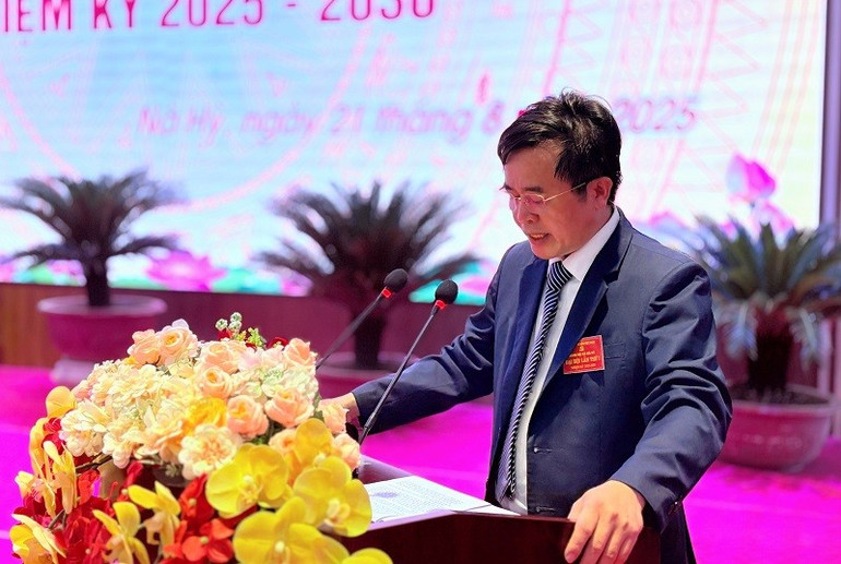 Đại diện cho đại biểu dự đại hội, đồng chí Trần Văn Thượng, Bí thư Đảng ủy xã Nà Hỳ thông qua quyết tâm của đảng viên nỗ lực thực hiện các mục tiêu, nhiệm vụ đề ra trong nhiệm kỳ 2025-2030. 3e1364cca450012d71436f3de1853f18.jpg