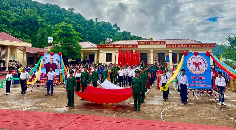 Tại Đại hội thể dục thể thao, cán bộ, nhân dân các dân tộc xã biên giới Nậm Kè (tỉnh Điện Biên) nguyện ra sức thi đua thực hiện tốt các nhiệm vụ, xây dựng và bảo vệ biên giới bình yên. 8d039379a7e6e9b5530baea2bb2b3591.jpg