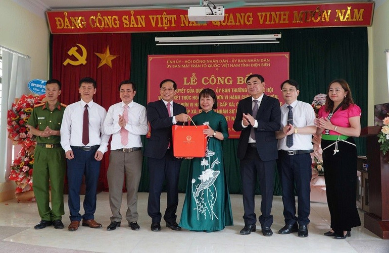 Phó Thủ tướng cùng các đồng chí lãnh đạo tỉnh Điện Biên trao quà, động viên cán bộ xã Thanh An. img-6106.jpg