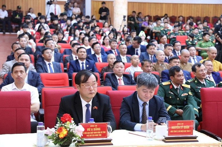 Cán bộ, đảng viên, nhân dân Điện Biên dự lễ công bố thành lập 45 xã, phường tại điểm cầu trung tâm tỉnh Điện Biên. img-6104.jpg