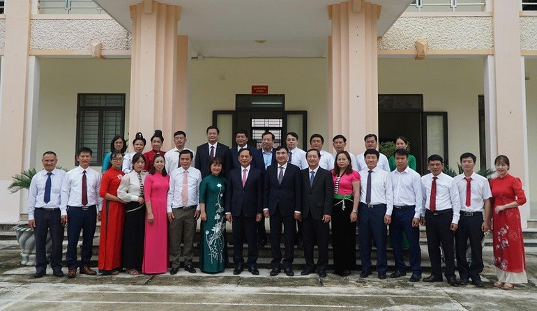 Phó Thủ tướng cùng các đồng chí lãnh đạo tỉnh Điện Biên chụp ảnh lưu niệm cùng cán bộ, lãnh đạo xã Thanh An. img-6107.jpg