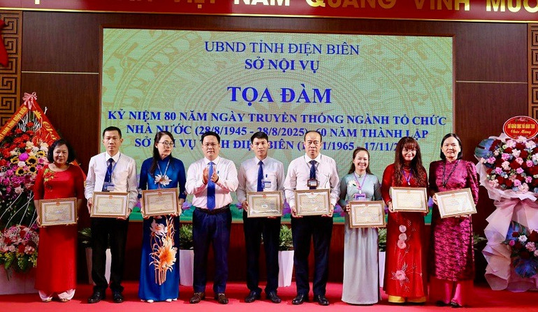 Đồng chí Nguyễn Tiến Đạt, Giám đốc Sở Nội vụ Điện Biên trao Giấy khen tặng các tập thể có nhiều đóng góp, xây dựng Sở Nội vụ Điện Biên trong thời gian qua. img-8135.jpg