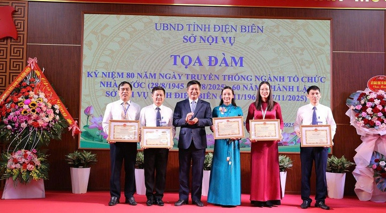 Chủ tịch Ủy ban nhân dân tỉnh Điện Biên Lê Thành Đô trao Bằng khen của Ủy ban nhân dân tỉnh tặng các tập thể thuộc Sở Nội vụ tỉnh Điện Biên có nhiều thành tích trong thực hiện các phong trào thi đua. img-8134.jpg