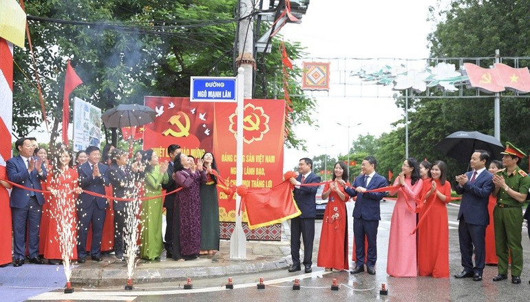 Đại diện gia đình cố họa sĩ Ngô Mạnh Lân cùng cán bộ, nhân dân tỉnh Điện Biên chứng kiến khoảnh khắc gắn biển cho tuyến đường mang tên Ngô Mạnh Lân. img-8127.jpg