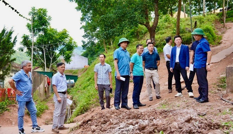 Đoàn công tác Viện Vệ sinh dịch tễ Trung ương kiểm tra, đánh giá các nguyên nhân làm lây nhiễm các ca bệnh lỵ trực trùng tại Nậm Kè. 1j8sp6je2-96eath.jpg