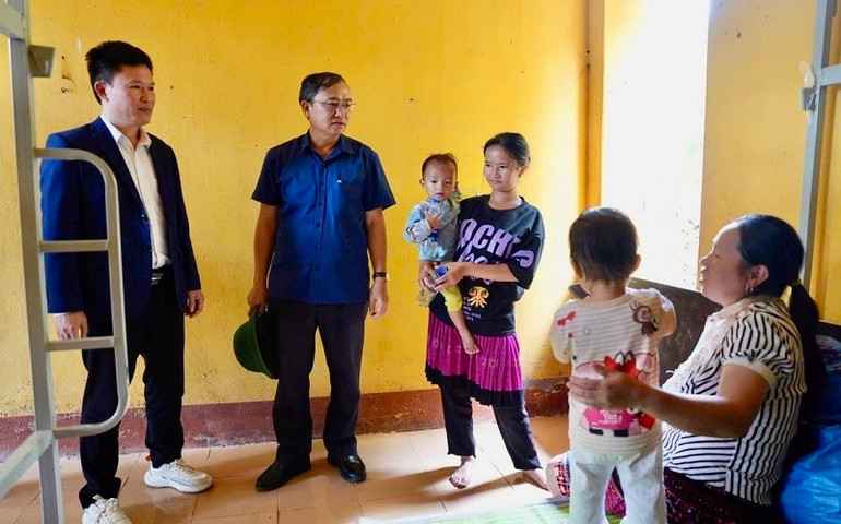 Đoàn công tác thăm các trường hợp được điều trị bệnh lỵ trực trùng tại khu vực Mường Nhé. 1j8sp6jec-96eath.jpg