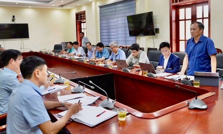 Đại diện lãnh đạo Sở Y tế Điện Biên báo cáo Đoàn công tác Viện Vệ sinh dịch tễ Trung ương về các biện pháp phòng, chống dịch bệnh đã triển khai. 1j8sp6jeq-96eath.jpg