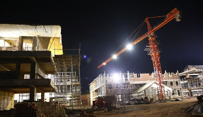 ជំនះរាល់ការលំបាកក្នុងស្ថានភាពអាកាសធាតុ ក្នុងរយៈពេល៣ខែកន្លងមកនេះ ការដ្ឋានសំណង់សាលាអន្តរទ្វីប ស៊ីប៉ាភិន មានសភាពអ៊ូអរដោយសំឡេងគ្រឿងចក្រ និងសម្ភារសំណង់ទាំងយប់ទាំងថ្ងៃ។ img-0385.jpg