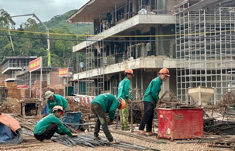 កម្មករនៃក្រុមហ៊ុនសំណង់ និងពាណិជ្ជកម្ម ឌៀនបៀន លេខ ៦ កំពុងប្រឹងប្រែងលើគម្រោងសាលាអន្តរជាតិ ស៊ីប៉ាភិន។ img-0103.jpg