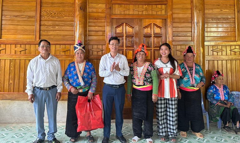 Bí thư Đảng ủy xã Tìa Dình Nguyễn Văn Tăng, trao quà, động viên người có uy tín và mong muốn người có uy tín sẽ cùng cấp ủy, chính quyền xã vận động nhân dân tích cực lao động sản xuất, phát triển kinh tế, xây dựng nông thôn mới. (Ảnh: LÊ LAN) 386b69bc7c6ca454fbf971227823ef3e.jpg