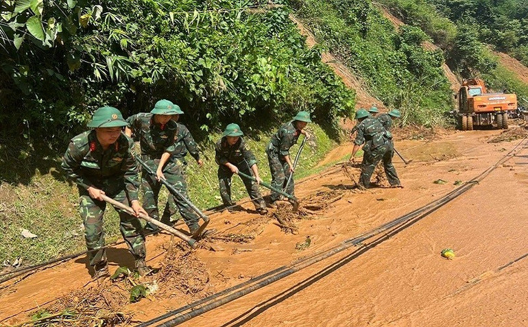 Các lực lượng cứu hộ đang dốc sức thông tuyến vào vùng cứu nạn. img-6981.jpg