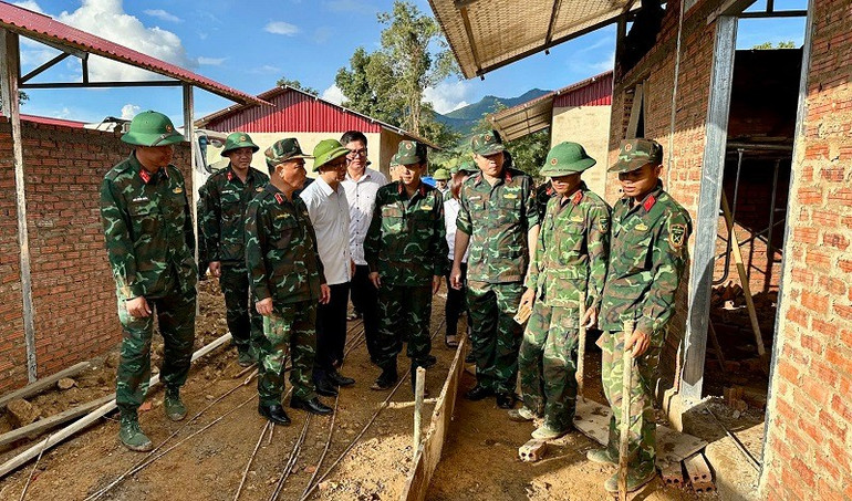 Thiếu tướng Nguyễn Đăng Khải cùng thành viên đoàn công tác quân khu 2 kiểm tra thực địa tiến độ xây dựng nhà ở cho người dân tại điểm tái định cư bản Háng Pù Xi, xã Xa Dung. img-8899.jpg