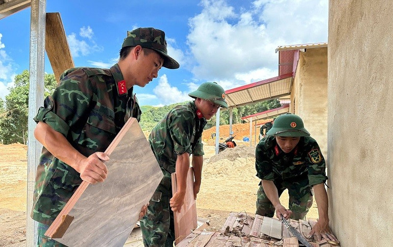 Chiến sĩ Bộ Chỉ huy quân sự tỉnh Điện Biên làm nhà giúp người dân vùng lũ. img-8893.jpg