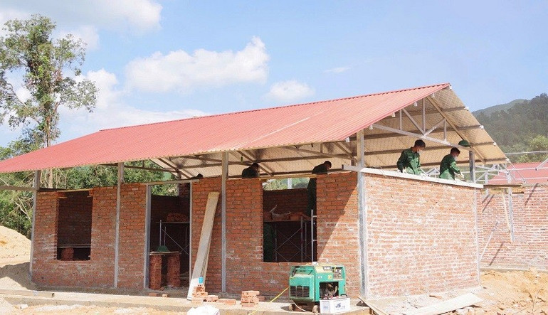 Chiến sĩ Ban Chỉ huy Bộ đội Biên phòng tỉnh Điện Biên đang khẩn trương hoàn thiện nhà ở mới cho người dân bản Háng Pù Xi, xã Xa Dung. img-8822-1.jpg