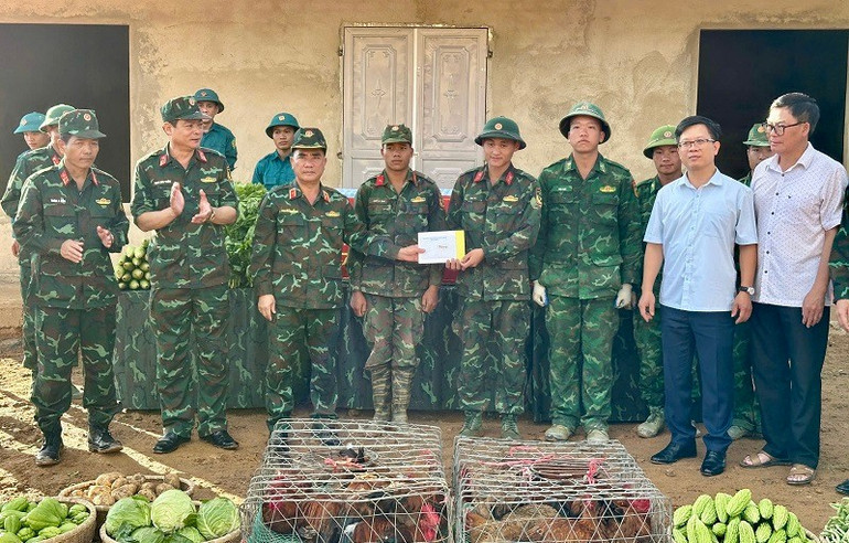Thiếu tướng Nguyễn Đăng Khải trao quà và thực phẩm động viên cán bộ, chiến sĩ đang làm nhà giúp nhân dân. img-8898.jpg
