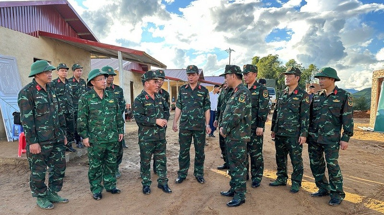 Thiếu tướng Nguyễn Đăng Khải trao đổi, căn dặn lãnh đạo chỉ huy các đơn vị phải tập trung chỉ đạo khẩn trương hoàn thành xây dựng nhà ở mới cho người dân vùng lũ. img-8894.jpg