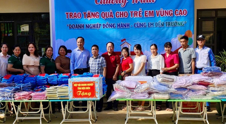 Mỗi phần quà được trao đến các cháu học sinh vùng lũ gồm có: cặp, vở, sách và chăn, gối, áo ấm giúp các cháu có thêm đồ dùng học tập, sinh hoạt. img-8551-1.jpg