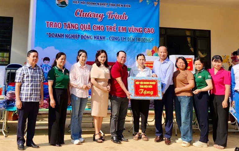 Ông Nguyễn Chí Ba (thứ tư từ phải sang), Phó Chủ tịch Thường trực Hiệp hội Doanh nghiệp tỉnh Điện Biên trao quà tặng trường học vùng lũ ở xã Na Son. img-8555.jpg