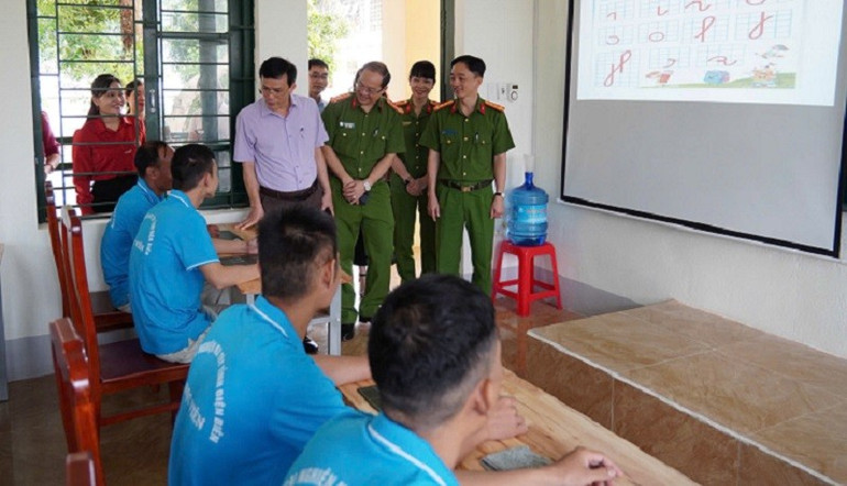 Đại diện lãnh đạo hai ngành thăm, động viên học viên tham gia lớp học xóa mù chữ. 2563.jpg