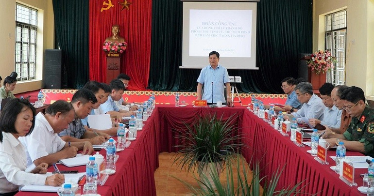 Đồng chí Lê Thành Đô, Chủ tịch Ủy ban nhân dân tỉnh Điện Biên ghi nhận nỗ lực của cấp ủy, chính quyền xã Tìa Dình đã chủ động khắc phục khó khăn, thực hiện tốt các yêu cầu nhiệm vụ theo mô hình chính quyền địa phương hai cấp. (Ảnh: BÍCH HẠNH) img-8843.jpg