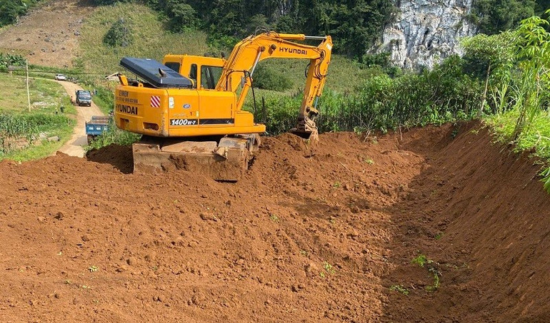Hỗ trợ các gia đình làm nhà còn có sự chung sức của doanh nghiệp trên địa bàn đã điều máy móc, nhân lực san gạt mặt bằng... img-7783.jpg