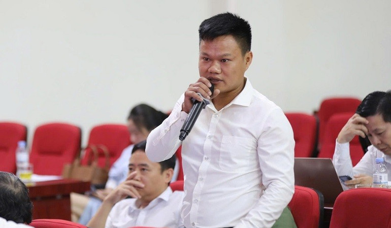 Ông Quản Bá Tới ở Điện Biên đề xuất giải pháp quan tâm chính sách thu hút, giữ chân nguồn lao động đã qua đào tạo để làm hạt nhân cho việc thực hiện Chương trình mục tiêu quốc gia xây dựng nông thôn mới tại địa phương. img-7793-1.jpg