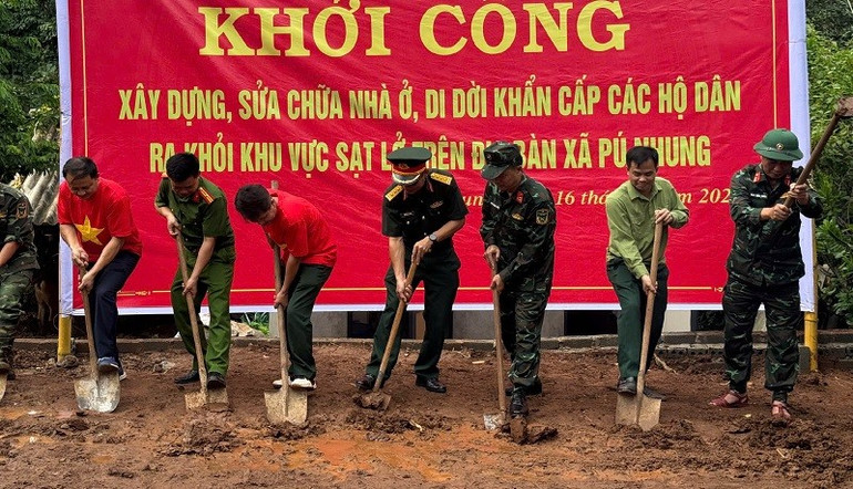 Đại diện Ban Chỉ huy phòng thủ khu vực 4 Mường Ảng và lãnh đạo xã Pú Nhung thực hiện nghi thức động thổ, khởi công làm nhà ở mới cho các gia đình bị ảnh hưởng thiên tai ở xã Pú Nhung. img-7784.jpg