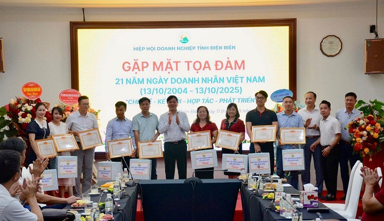 Ghi nhận đóng góp, cống hiến của các doanh nhân, doanh nghiệp, nhân Kỷ niệm 21 năm Ngày Doanh nhân Việt Nam (13/10), Chủ tịch Ủy ban nhân dân tỉnh Điện Biên đã tặng Bằng khen cho 3 tập thể; Hiệp hội Doanh nghiệp tỉnh tặng Giấy khen cho 12 tập thể, cá nhân có nhiều đóng góp trong các hoạt động. img-9470.jpg