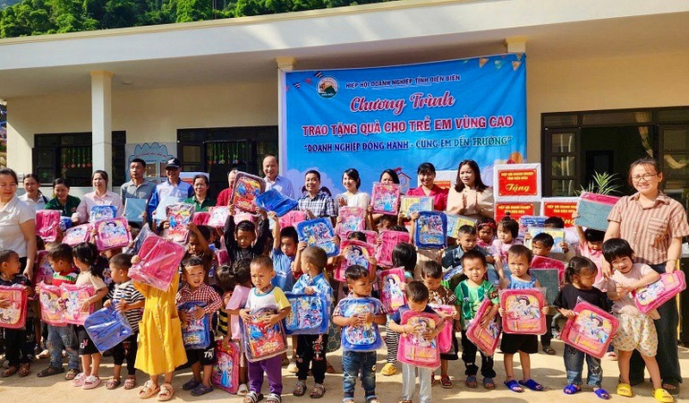 Ông Nguyễn Chí Ba, Phó Chủ tịch thường trực Hiệp hội Doanh nghiệp tỉnh Điện Biên cùng các doanh nhân Điện Biên trao quà, tặng học sinh và giáo viên ở vùng bị lũ quét. img-9475.jpg