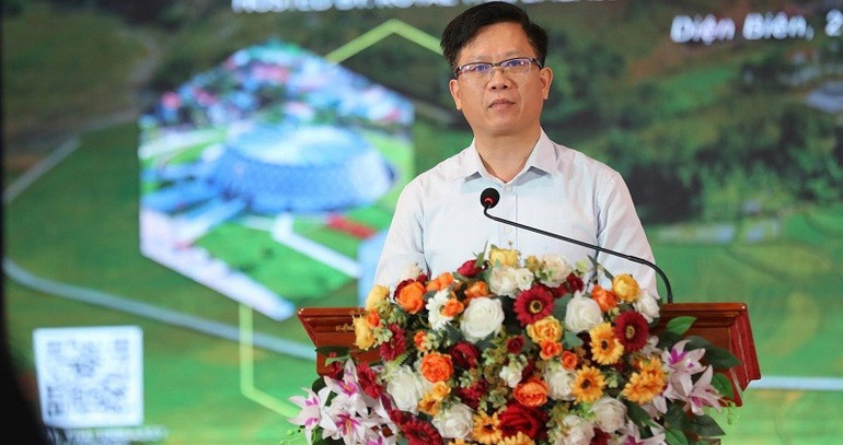 Đồng chí Phạm Đức Toàn, Phó Chủ tịch Thường trực Ủy ban nhân dân tỉnh Điện Biên, chào mừng đại biểu về dự Hội thảo hợp tác phát triển du lịch tại Điện Biên. img-9222-1.jpg