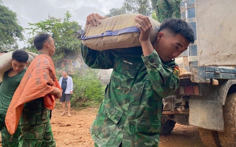 Các chiến sĩ phải vác từng bao xi-măng vượt dốc để có nguyên liệu làm nhà giúp bà con. img-8078.jpg