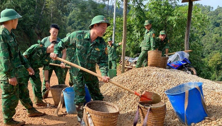 Đá và cát được vận chuyển đến từng nhà đều thấm đẫm những giọt mồ hôi, công sức của cán bộ, chiến sĩ Bộ đội Biên phòng tỉnh Điện Biên. img-8087.jpg