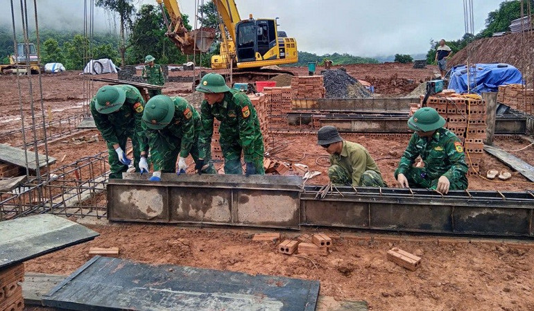 Bàn tay và công sức bộ đội Biên phòng Điện Biên đã và đang cần mẫn làm từng mái nhà cho người nghèo ở vùng thiên tai, bão lũ. img-8072.jpg