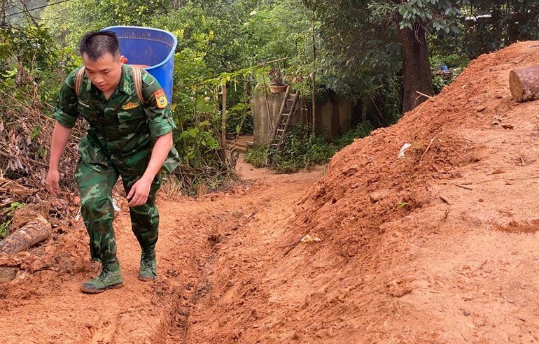 Nhiều ngày qua, Thiếu úy Tô Quang Huy cùng đồng đội phải dùng lu-cở đem từng viên gạch, bao cát đi hàng trăm mét đường ngược dốc để làm nhà giúp các gia đình bị thiên tai ở xã Xa Dung. img-8075.jpg