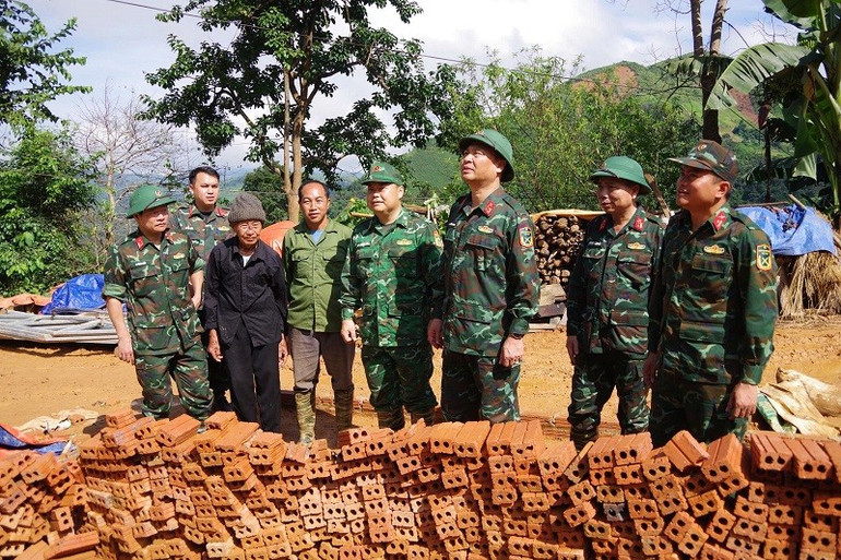 Lãnh đạo Quân khu 2 kiểm tra và động viên cán bộ, chiến sĩ các lực lượng vũ trang đang miệt mài giúp người dân vùng lũ quét làm nhà ở để ổn định cuộc sống. img-8071.jpg