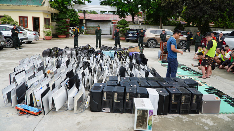 Tang vật phạm tội do Ban Chuyên án thu giữ. (Ảnh: THÀNH TRUNG) so-tang-vat-ban-chuyen-an-thu-giu.jpg