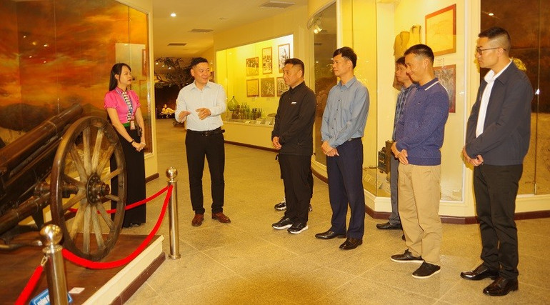 O delegație a Gărzii de Frontieră Mong Tu a vizitat Muzeul Victoriei din Dien Bien Phu. img-0569-1.jpg